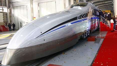 Chinese Maglev trein op het spoor